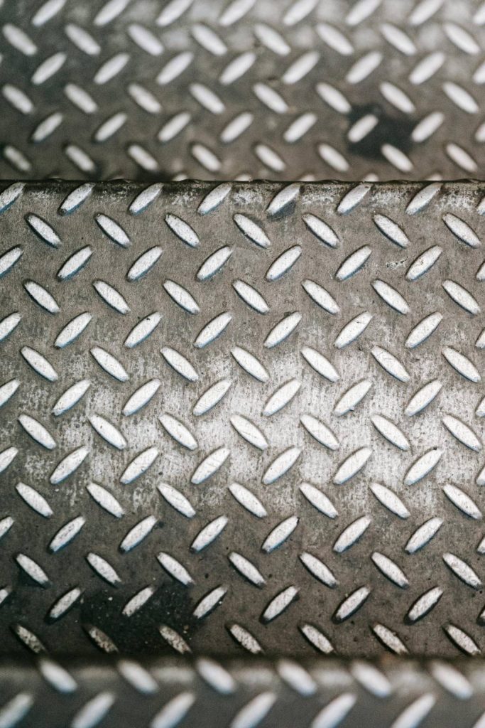 Choisir la bonne épaisseur pour votre plaque en inox