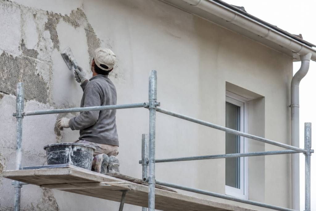 Comment rénover une façade abîmée : méthodes, matériaux et budget à prévoir