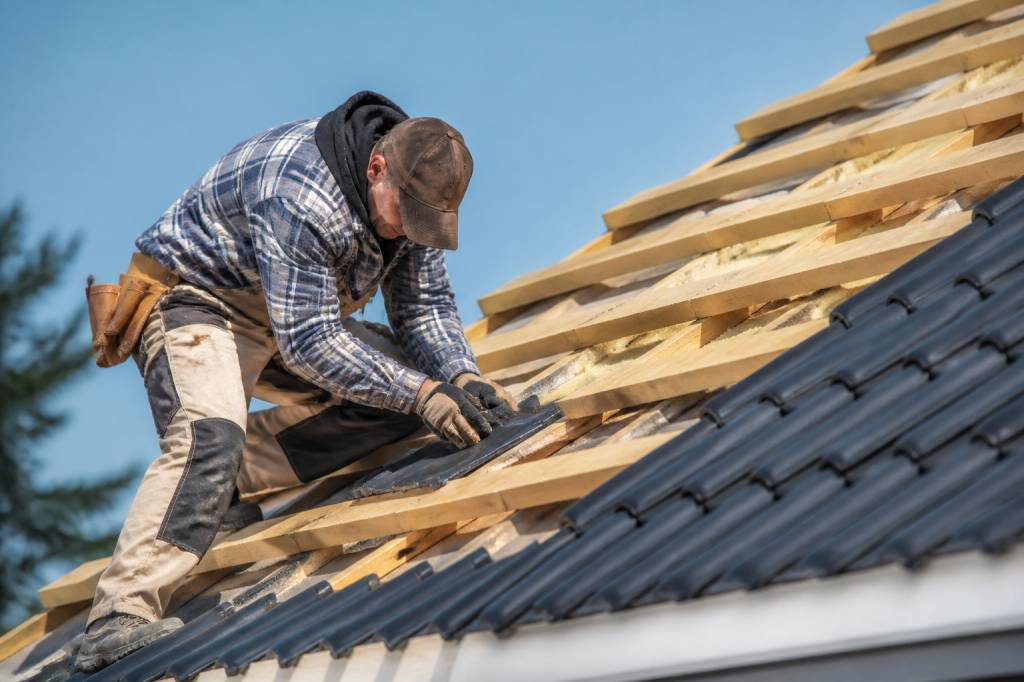 Pans de toit : tout savoir pour réussir la rénovation et l’entretien de votre toiture