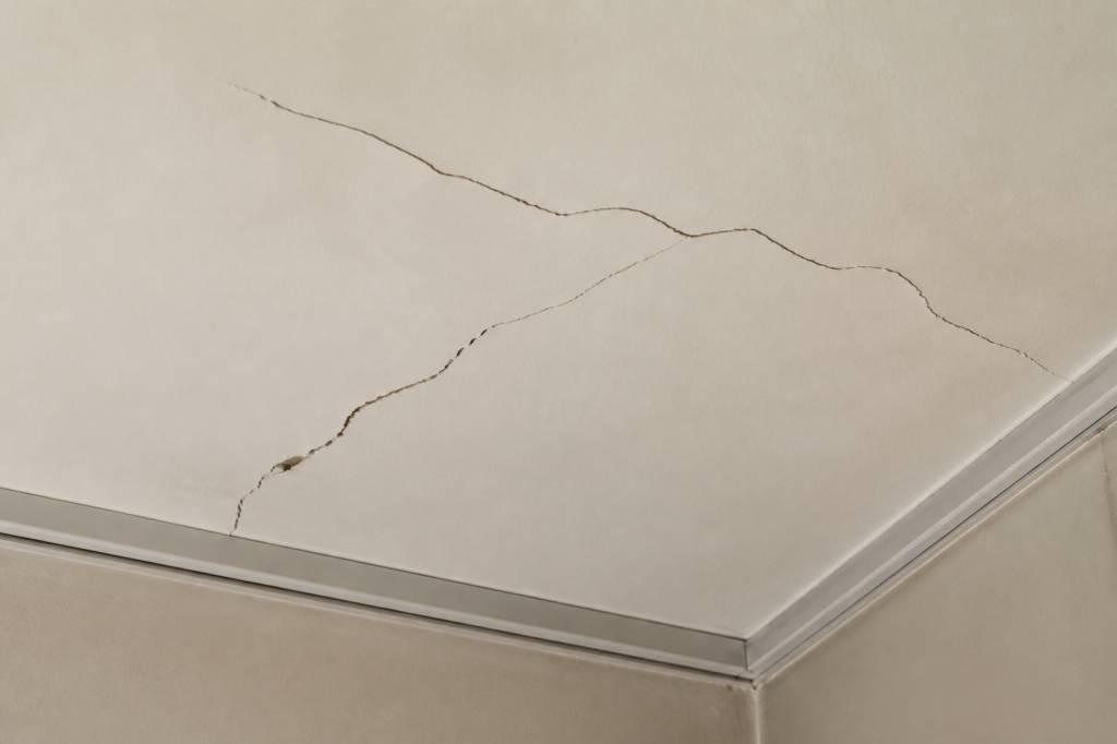 Fissures dans le plafond : causes, risques et solutions efficaces