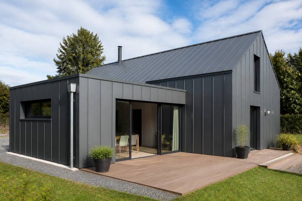 Maison bardage zinc : avantages, prix et conseils de pose