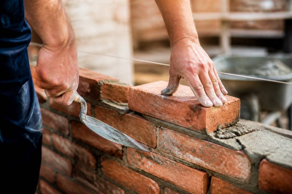 Petite maçonnerie : travaux, astuces et coûts pour réussir vos réparations