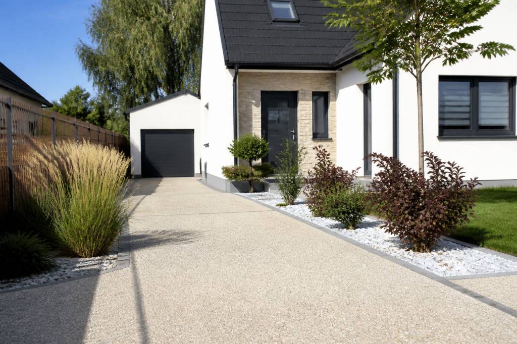 Allée d’entrée maison pas cher : idées et solutions pour un aménagement réussi