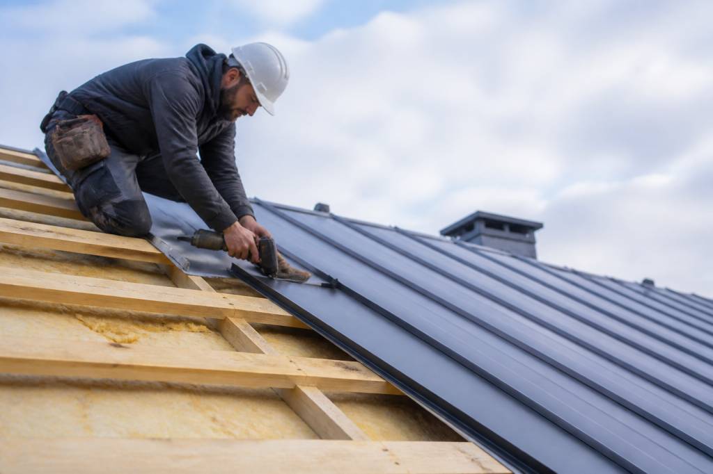 Sarking toiture zinc : prix, avantages et étapes de pose en rénovation