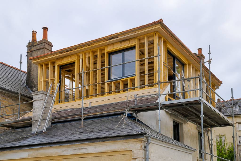 Surélévation maison ancienne : étapes, réglementation et budget à prévoir