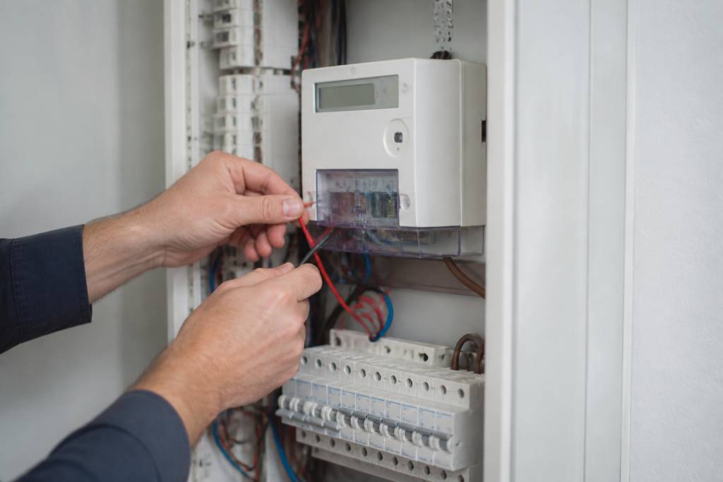 Brancher un sous compteur électrique : étapes, normes et précautions essentielles